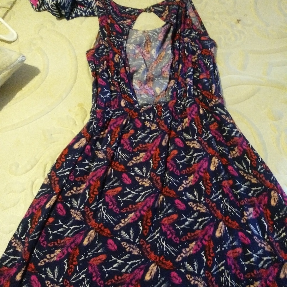 Dresses - Picture 7 of 8